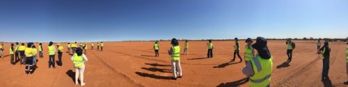 Les membres du Conseil de SKAO découvrent le site de SKA-Low en Australie, sur les terres traditionnelles du peuple aborigène des Wajarri Yamaji.